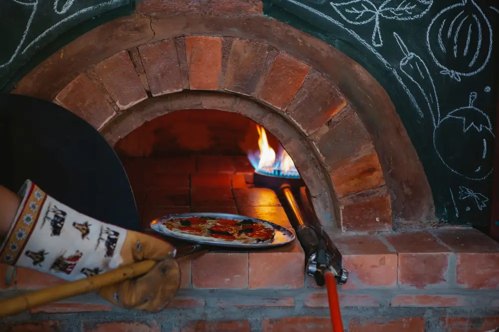 Odun fırınında pişmiş pizza