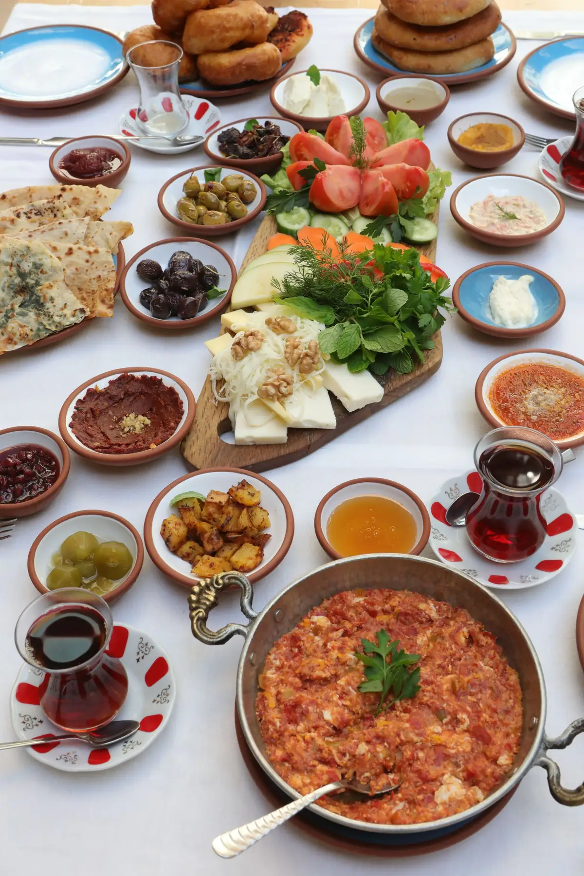 Düşler Bahçesi'nde göl manzaralı serpme kahvaltı sofrası